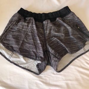 WOMENS LULULEMON TRACKER IV SHORTS - SIZE 8